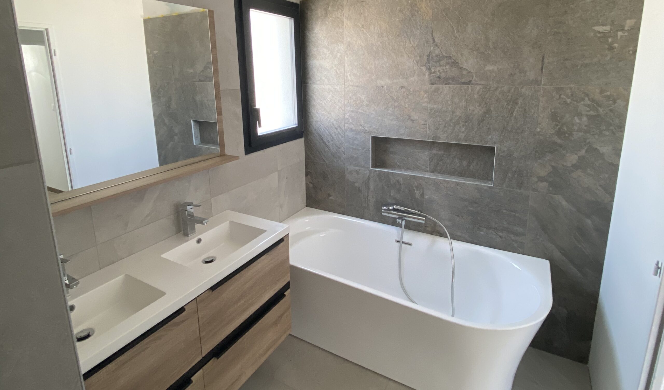 Salle de bain, baignoire, lavabo